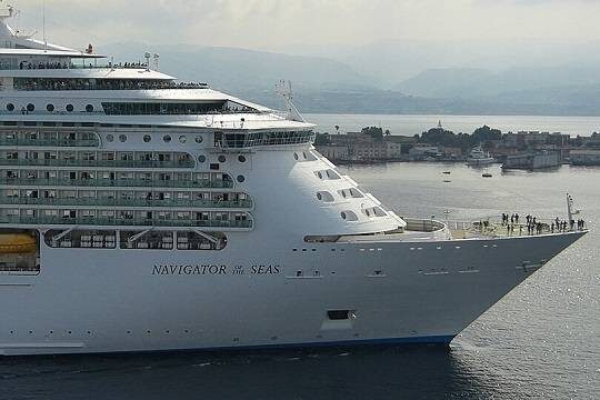    Десятки пассажиров и членов экипажа элитного круизного лайнера заразились неизвестным вирусом