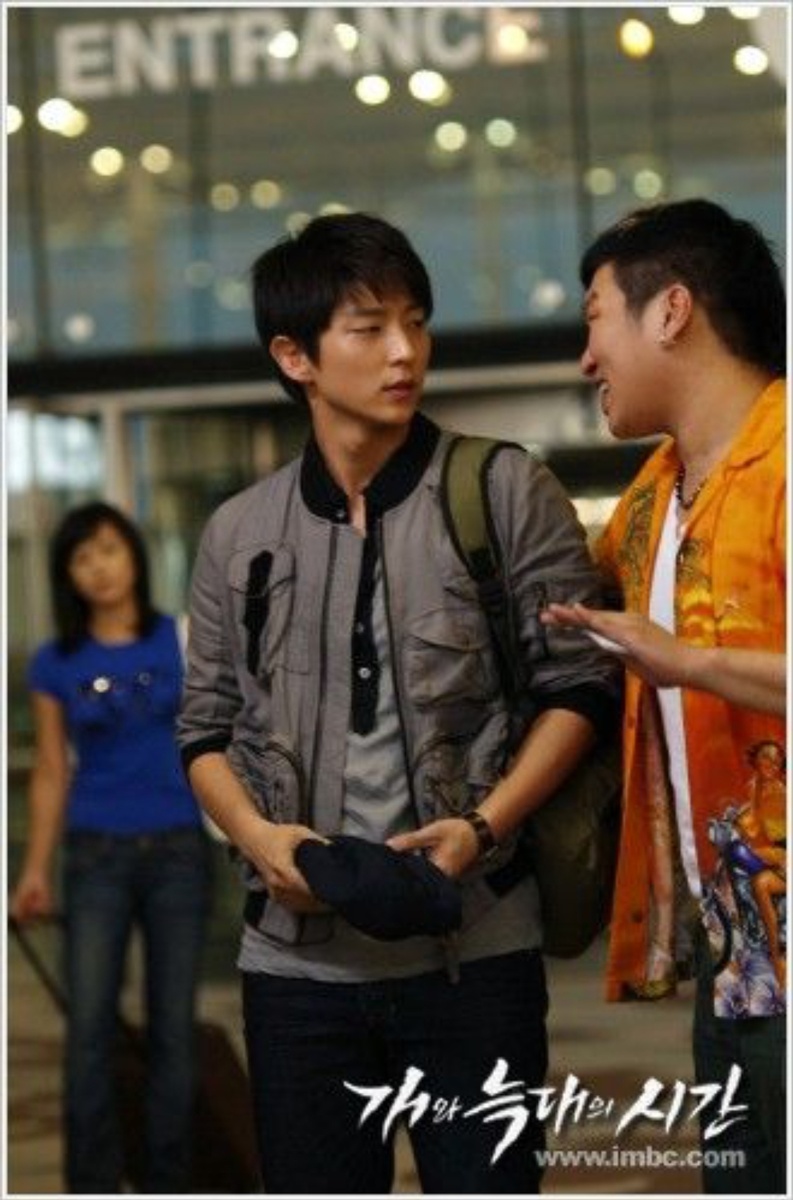 Коллективная Ари на заднем фоне олицетворяет всех нас, очарованных Сухёном. 