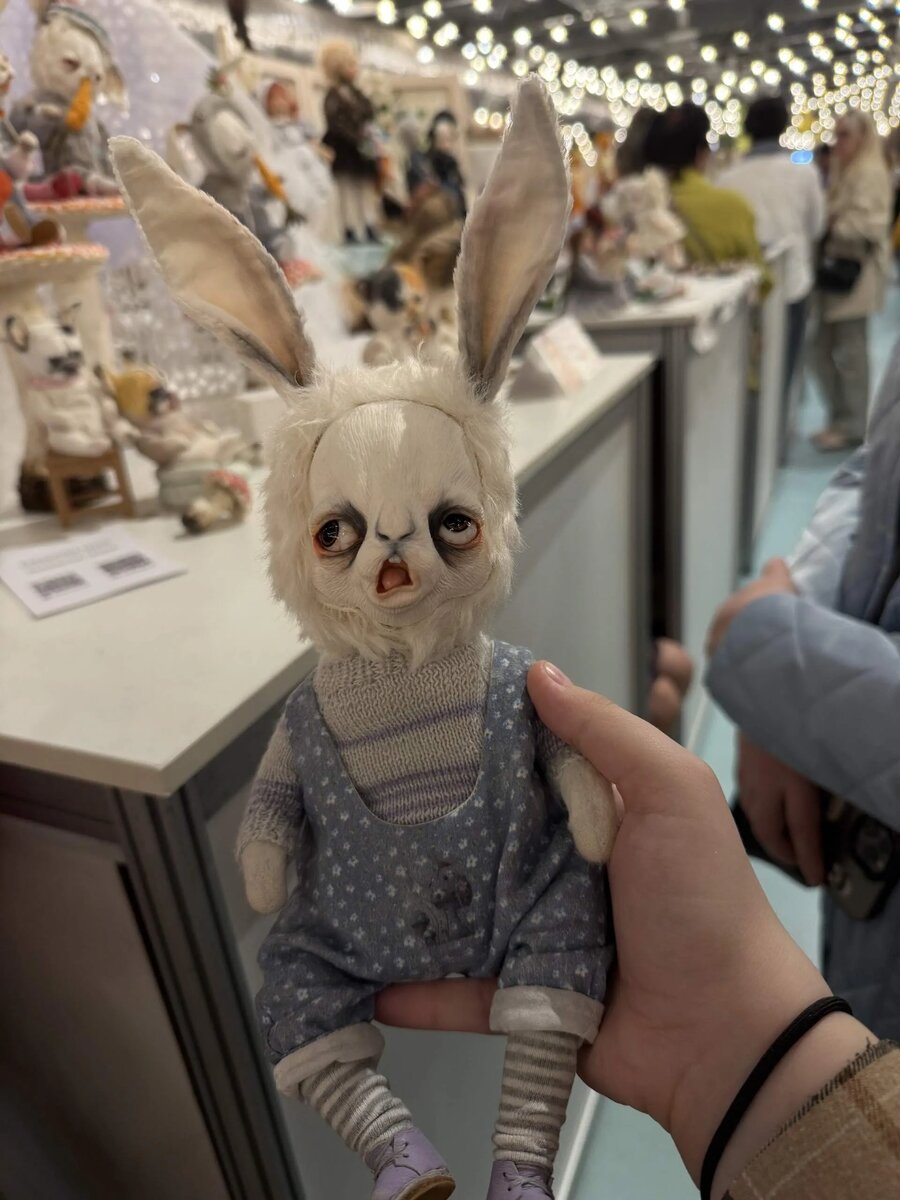 Негодующий кролик в смешанной технике