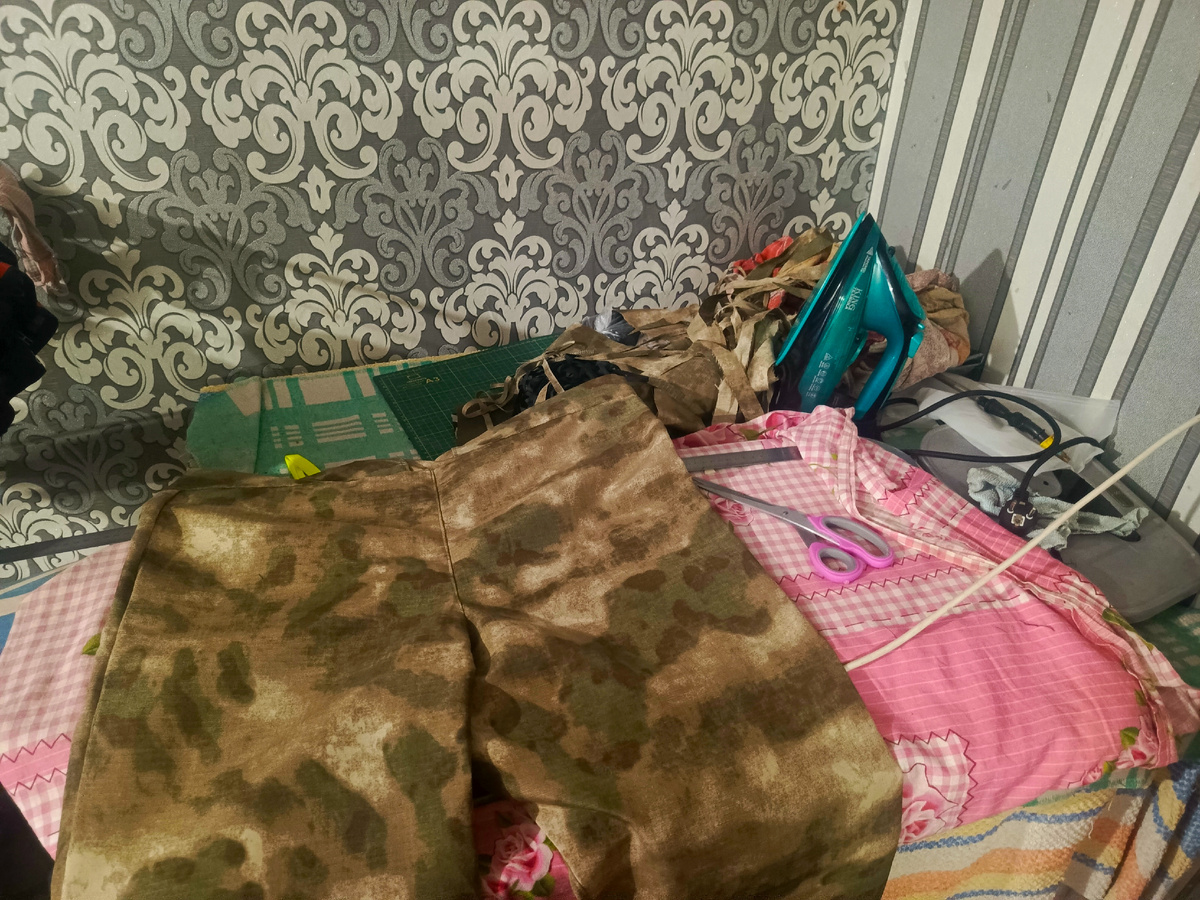 В одном углу зала машинки, в другом стол с беспорядком.