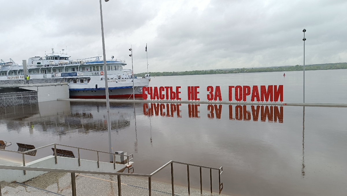 На фото плохо видно, но идёт дождь.