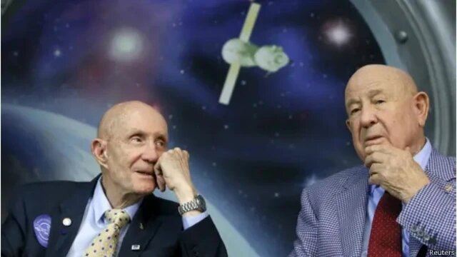 Подпись к фото,Через 40 лет после стыковки командир «Аполлона» Томас Стаффорд и командир «Союза» Алексей Леонов встречались в московском Музее космонавтикиАвтор фото,Reuters