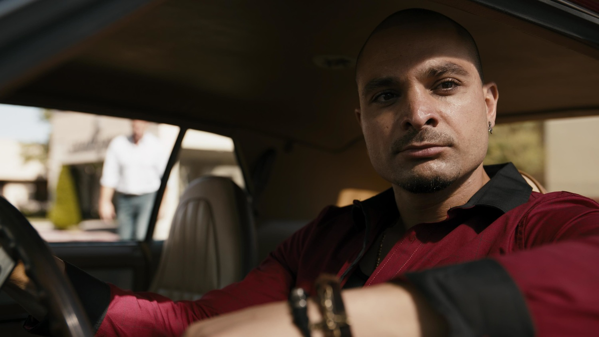 Майкл Мэндо, кадр из сериала "Лучше звоните Солу"