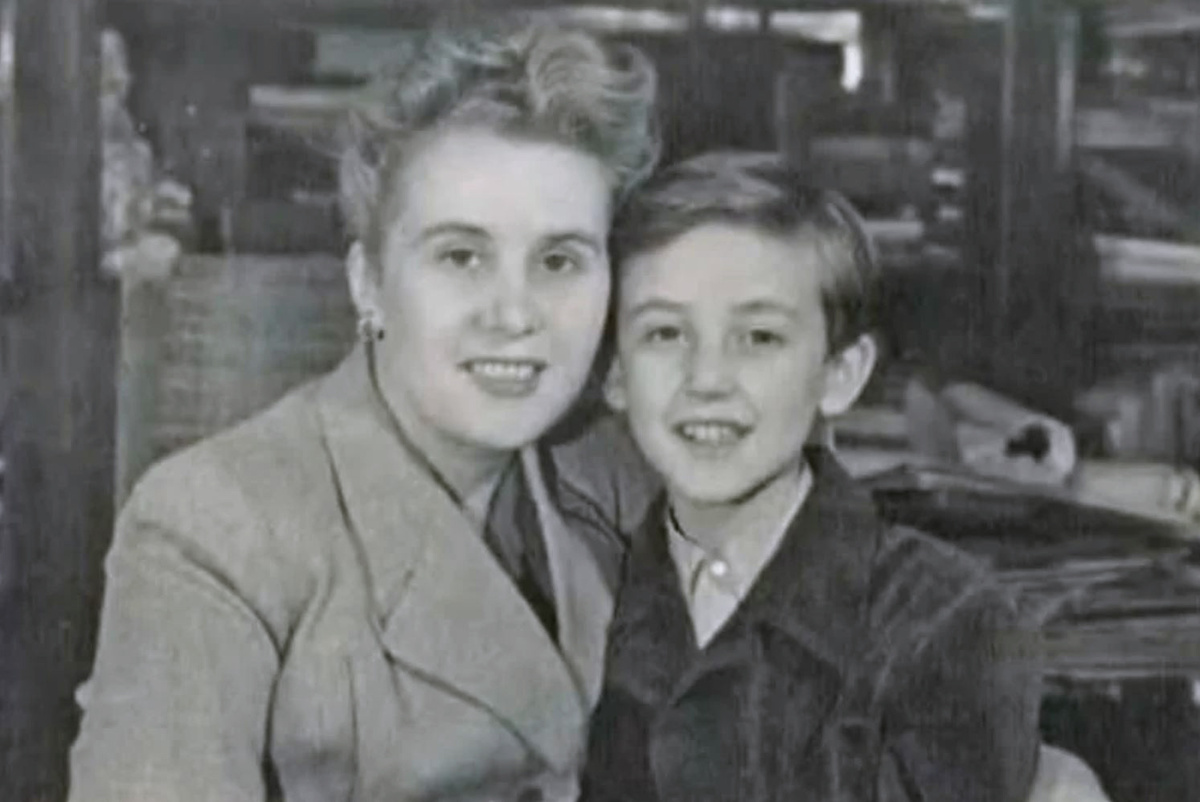 Василий с мамой. Фото из открытых источников в интернете.