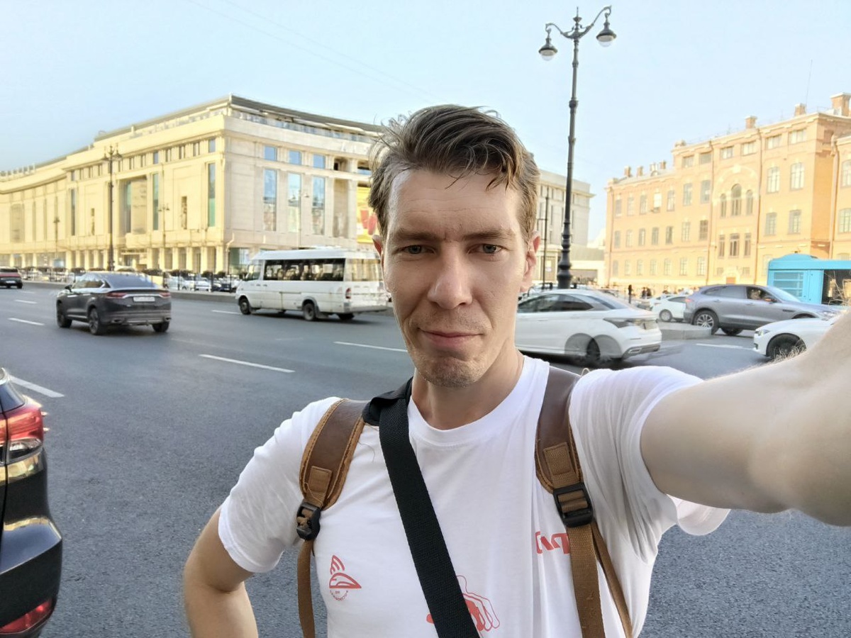 Пока отпуск - выбрался нагулуляться по центру города. Позади - ТЦ Галерея.