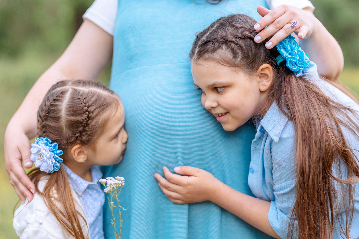 Девочки ждут своего братишку не меньше, чем я