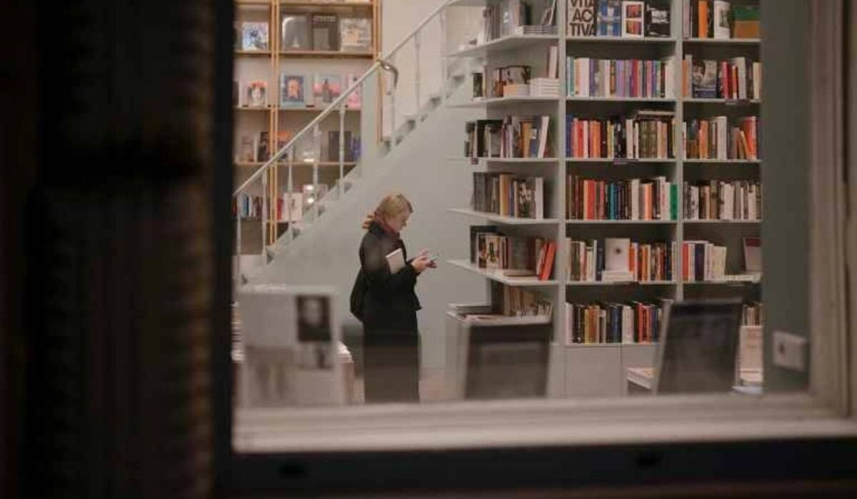     Женщина в книжном магазине. Источник: rbc.ru Автор фото: Михаил Гребенщиков