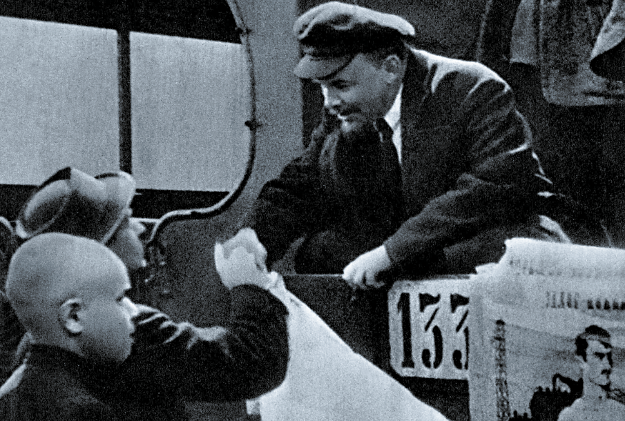 Ильич лично агитирует молодёжь.