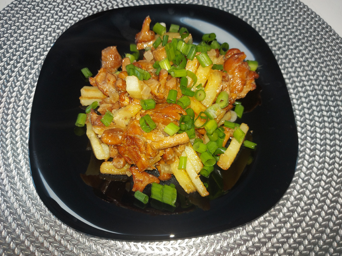 Жареная картошка с лисичками на сковороде – фирменный рецепт.