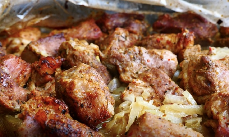 Секретный рецепт вкусного блюда: как приготовить сочное мясо в духовке за час