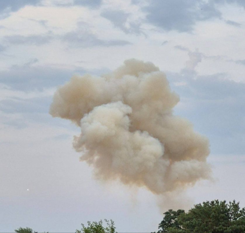  Дым от взрыва во временно оккупированном Краматорске