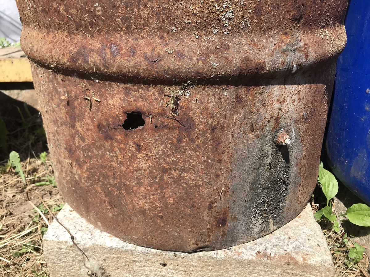Коррозия беспощадна к металлу. Виден болт с гайкой и резиновой шайбой, так я устраннял течь год назад. Фото Тищенко Василий.