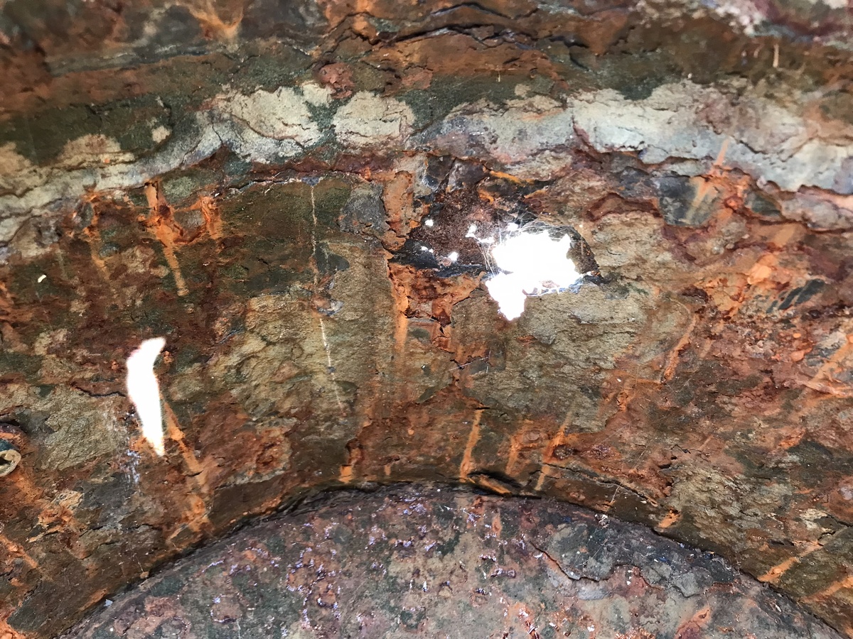 Годы берут своё. Ржавчина внутри металлической бочки. Фото Тищенко Василий.