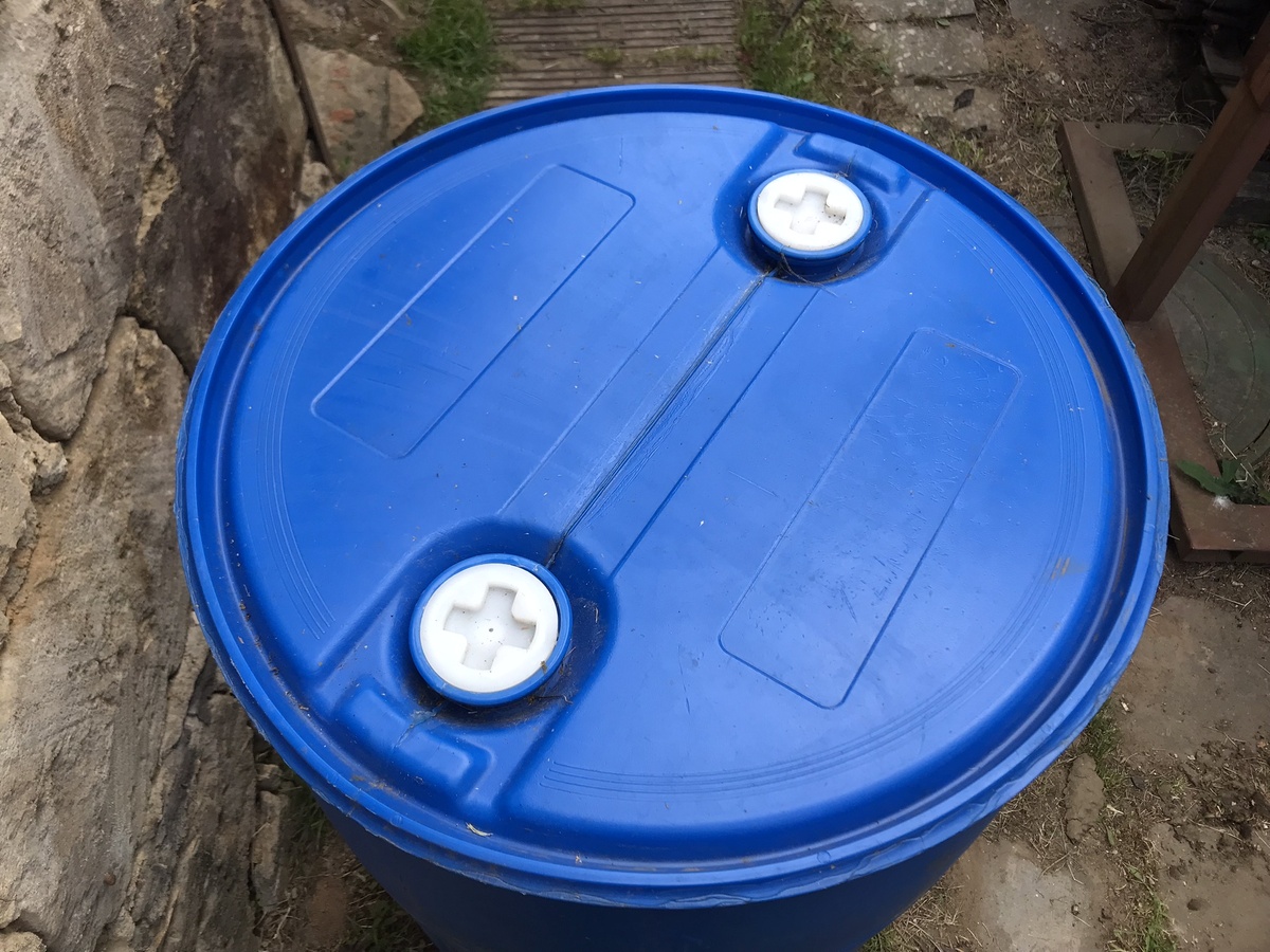 Пластиковая бочка с пробками. Фото Тищенко Василий.