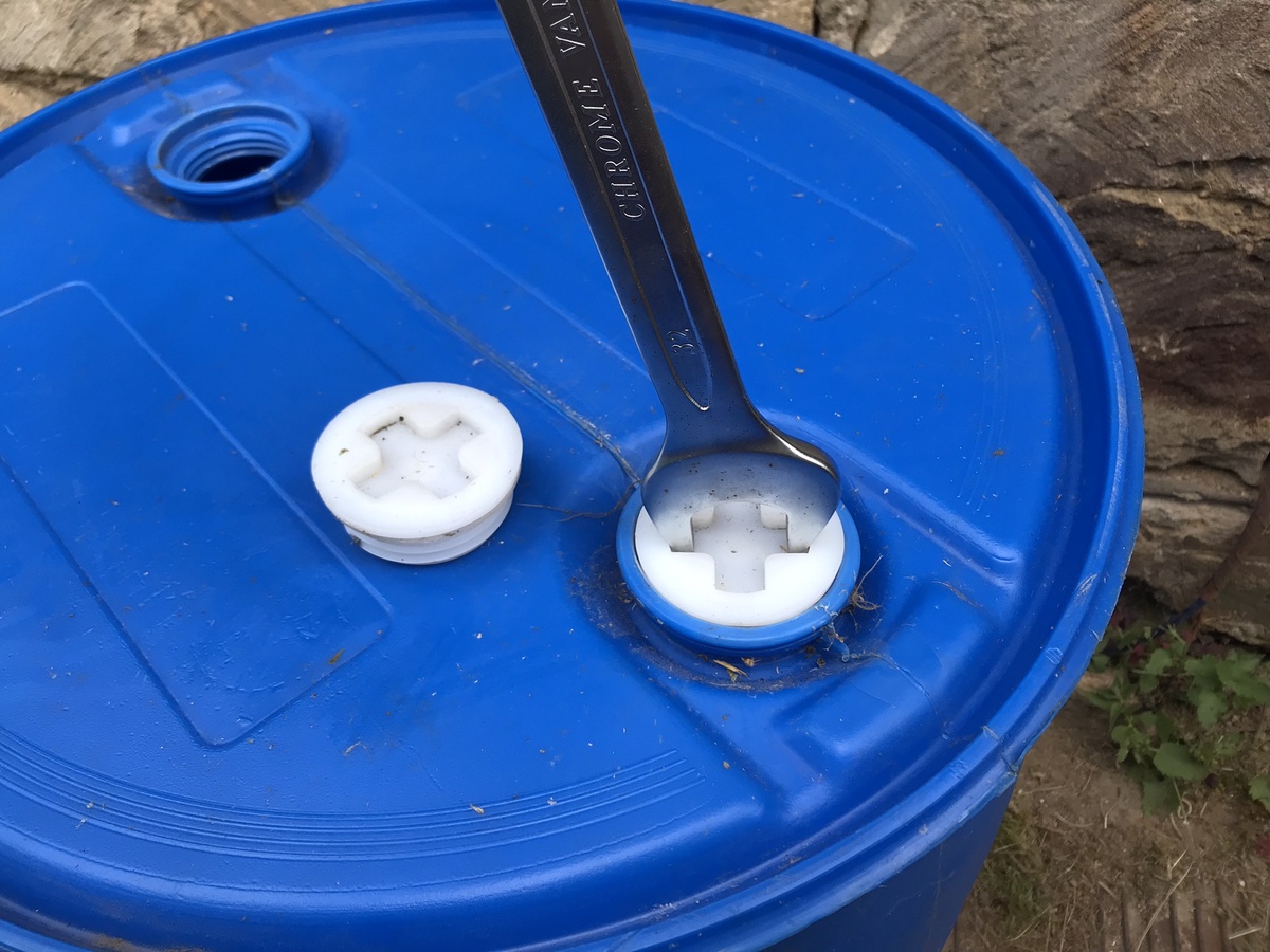 Откручиваем пробку ключом. Фото Тищенко Василий.