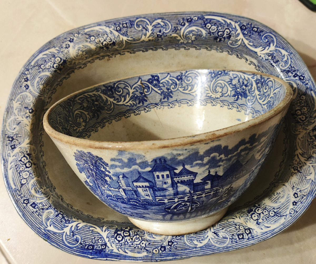 Что-то очень старинное... 