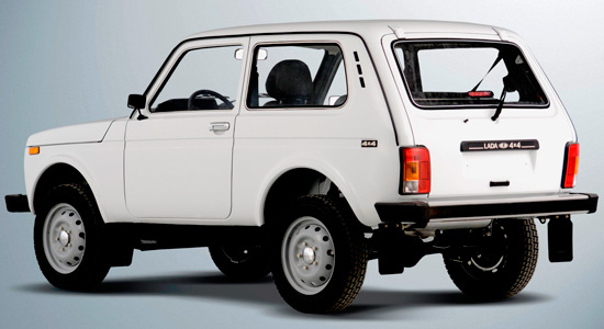 Внешний вид: Безошибочно Узнаваемый СилуэтДизайн Нивы 4х4 – это нестареющая классика. С момента своего появления её облик практически не изменился, что делает её мгновенно узнаваемой на любой дороге или бездорожье. ● Культовые формы: Компактный, но мускулистый силуэт, круглые фары, узкая решетка радиатора и характерные угловатые линии кузова – все это формирует уникальный и брутальный образ. Нива выглядит так, будто всегда готова к приключениям. ● Практичность и функциональность: Каждый элемент дизайна подчинен практичности. Короткие свесы обеспечивают отличную геометрическую проходимость, а небольшой размер делает её маневренной в лесу и на узких тропах. Высокий дорожный просвет сразу говорит о её внедорожных амбициях. ● Вариации кузова: Основные версии – это трёхдверный хэтчбек и более поздняя, пятидверная версия, которая предлагает больше места и комфорта для пассажиров, сохраняя при этом внедорожные возможности.