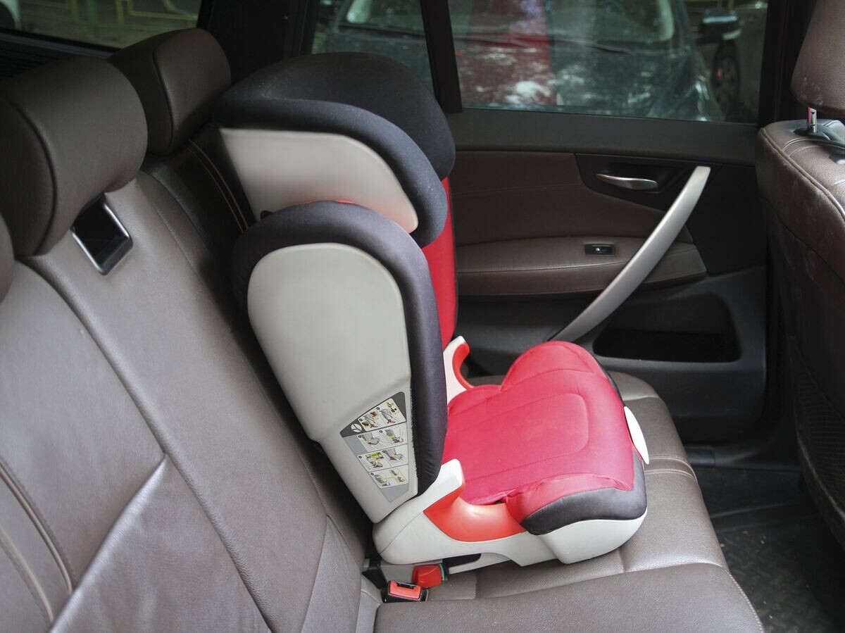    Детское кресло в автомобиле© Fotolia / milamores