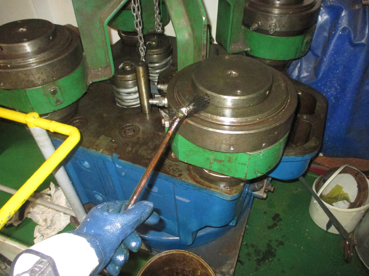 Гидравлические "джеки" для демонтажа цилиндровой крышки