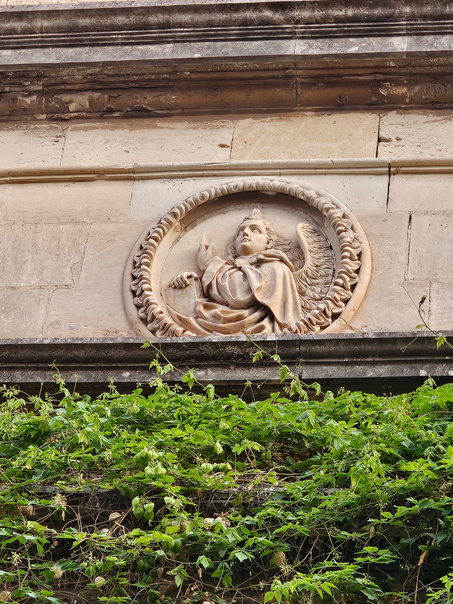 Небесный патрон семьи, когда-то живший в этом доме