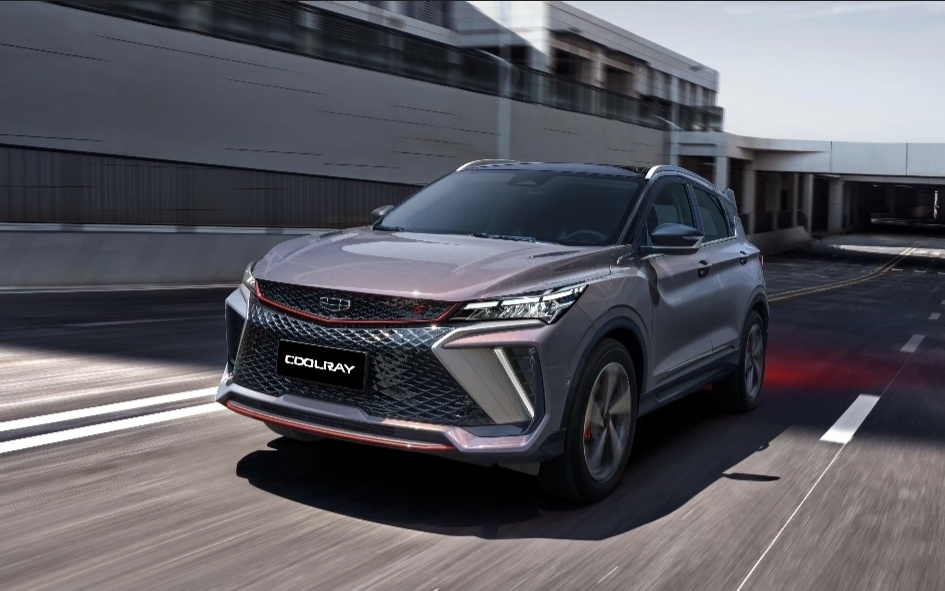 1. Geely Coolray: Молодежный и Технологичный Кроссовер ● Тип: Компактный кроссовер. ● Особенности: Привлекательный, спортивный дизайн с элементами «купе-кроссовера». ● Двигатель: Часто оснащается 1.5-литровым турбодвигателем (около 150 л.с.), который обеспечивает резвую динамику для своего класса. ● Характеристики: Современный салон с цифровой приборной панелью и крупным сенсорным дисплеем. Хорошая шумоизоляция и богатый набор опций, включая системы помощи водителю. Отличное соотношение цены и оснащения.