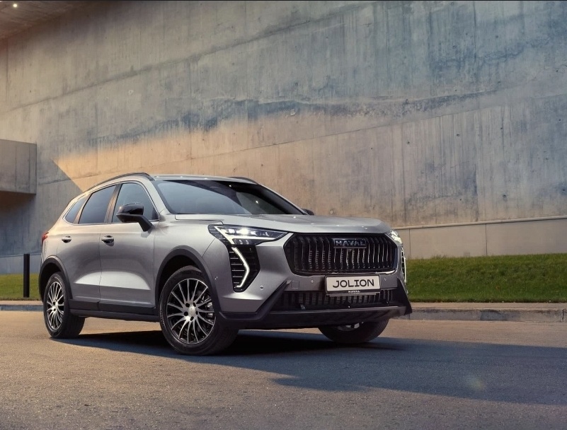 2. Haval Jolion: Сбалансированный Городской SUV ● Тип: Компактный городской кроссовер. ● Особенности: Стильный и современный внешний вид, просторный салон для своего сегмента. ● Двигатель: Обычно 1.5-литровый турбомотор (до 143 л.с.), который работает в паре с роботизированной коробкой передач или механикой. ● Характеристики: Высокий уровень комфорта и богатое оснащение даже в базовых версиях. Мультимедийная система с большим экраном, адаптивный круиз-контроль, система камер кругового обзора. Хорош для ежедневных поездок и семьи.