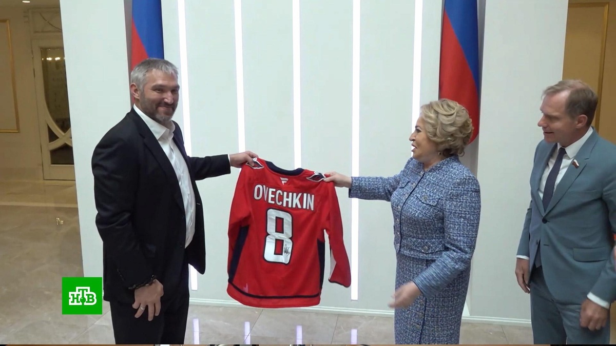    Овечкин подарил Матвиенко хоккейный свитер