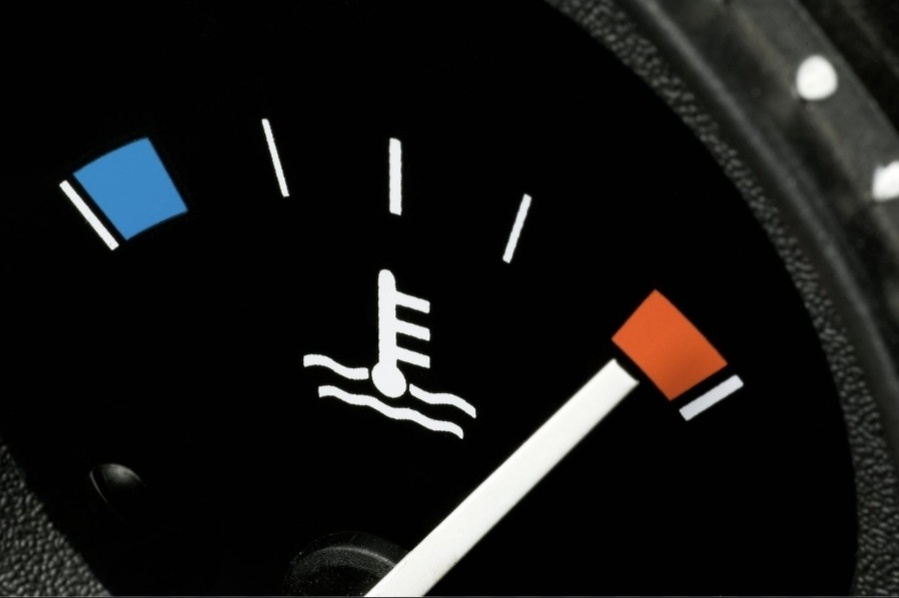 Почему греется? Главные Виновники
Сердце транспортного средства перегревается, когда нарушается работа системы охлаждения. Чаще всего виноваты:
 ● Низкий уровень антифриза: Утечки или испарение.
 ● Неисправный термостат: Клапан, регулирующий циркуляцию жидкости, заклинивает.
 ● Сломанная помпа: Насос, качающий антифриз, вышел из строя.
 ● Забитый радиатор: Грязь снаружи или накипь внутри мешают охлаждению.
 ● Неработающий вентилятор: Не включается в пробках или на низкой скорости.
 ● Низкий уровень масла: Масло помогает отводить тепло.
 ● Пробой прокладки ГБЦ: Выхлопные газы попадают в систему охлаждения