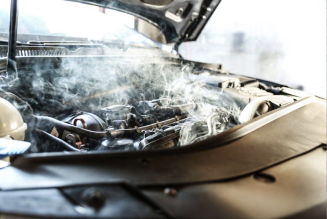 Чтобы ваш двигатель не перегревался, следуйте этим советам: ● Регулярно проверяйте уровень антифриза: Он должен быть между отметками MIN/MAX. ● Следите за датчиком температуры: Стрелка всегда должна быть в норме. ● Чистите радиатор: Убирайте грязь и пух снаружи, промывайте изнутри. ● Слушайте вентилятор: Он должен включаться, когда это необходимо. ● Меняйте антифриз и масло по регламенту: Они теряют свойства со временем. ● Осматривайте патрубки: Ищите трещины или подтеки.