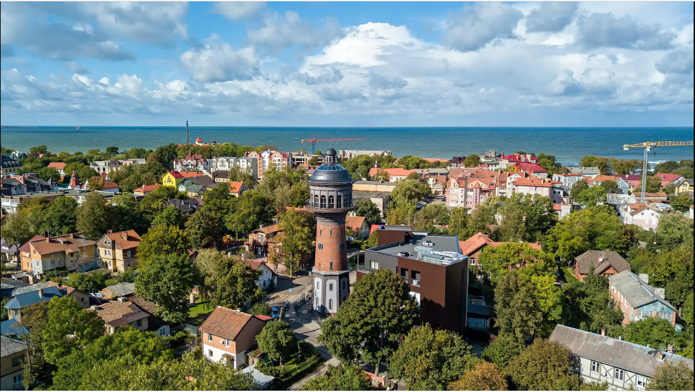 Вид с высоты на Водонапорную башню в Зеленоградске
