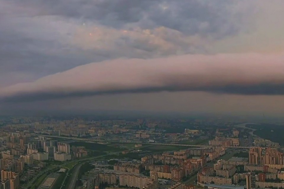    Воздушные массы продолговатой формы попали в объектив небоскреба. Фото: Лахта Центр