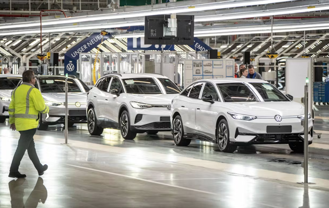 Производственная линия для электромобилей на заводе Volkswagen в Эмдене (Нижняя Саксония) © Крис Эмиль Янссен/imago