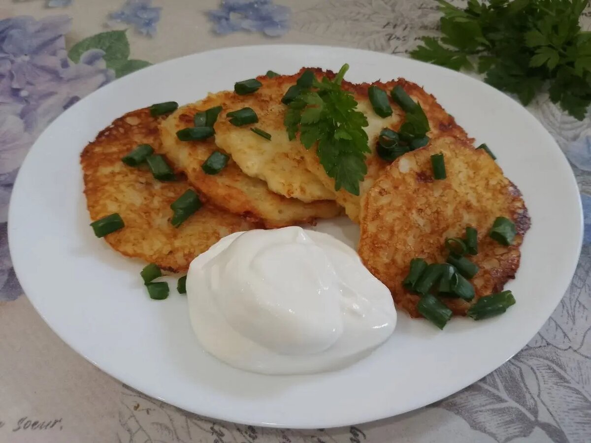 Картофельные драники с творогом и сметаной