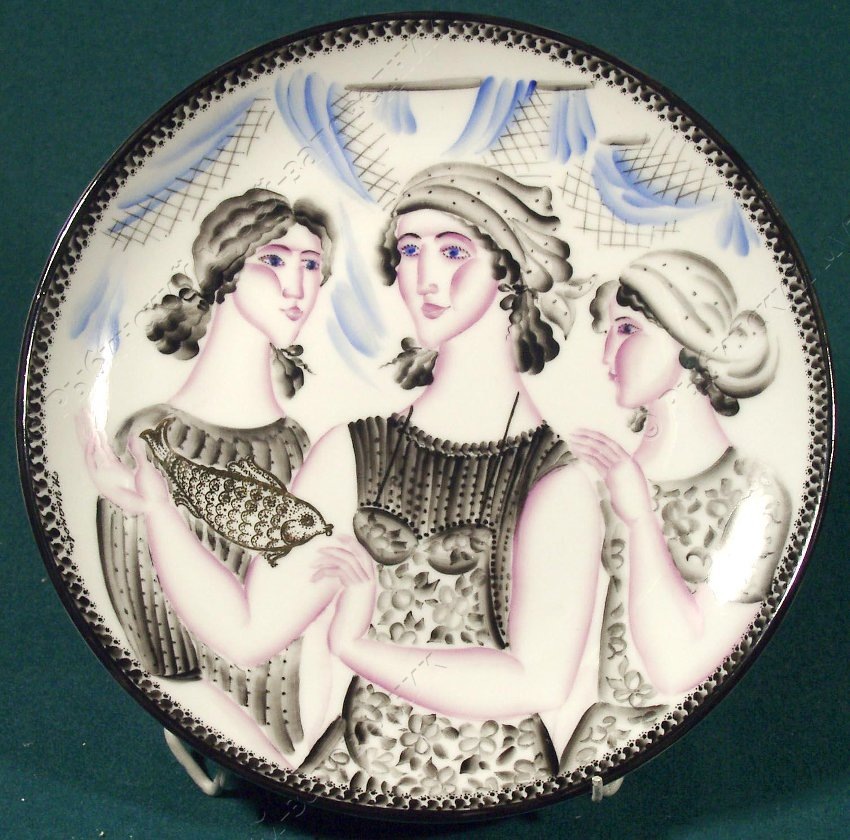 Тарелка 19,4 см. с рисунком "Волжанки". 1975. Государственное автономное учреждение культуры Ярославской области "Рыбинский государственный историко-архитектурный и художественный музей-заповедник". Листайте галерею вправо.