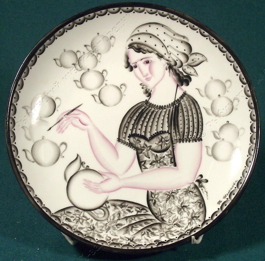 Тарелка 19,4 см. с рисунком "Живописец". 1975. Государственное автономное учреждение культуры Ярославской области "Рыбинский государственный историко-архитектурный и художественный музей-заповедник".