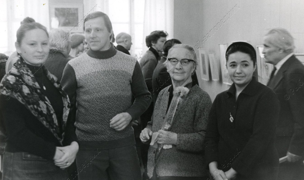 Фото "М.И. Камчаткина с молодыми художниками". 18.02.1982. Оригинал фото взят отсюда http://iss.rybmuseum.ru/entity/OBJECT/31584?person=3285&index=26.  Н.И. Исакова - крайняя справа. 