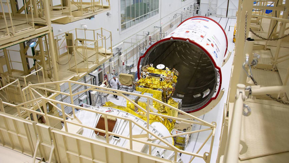 Интеграция спутников «Ионосфера-М» в головную часть РН «Союз-2.1б» на космодроме Восточный. Фото: РКК «Энергия»