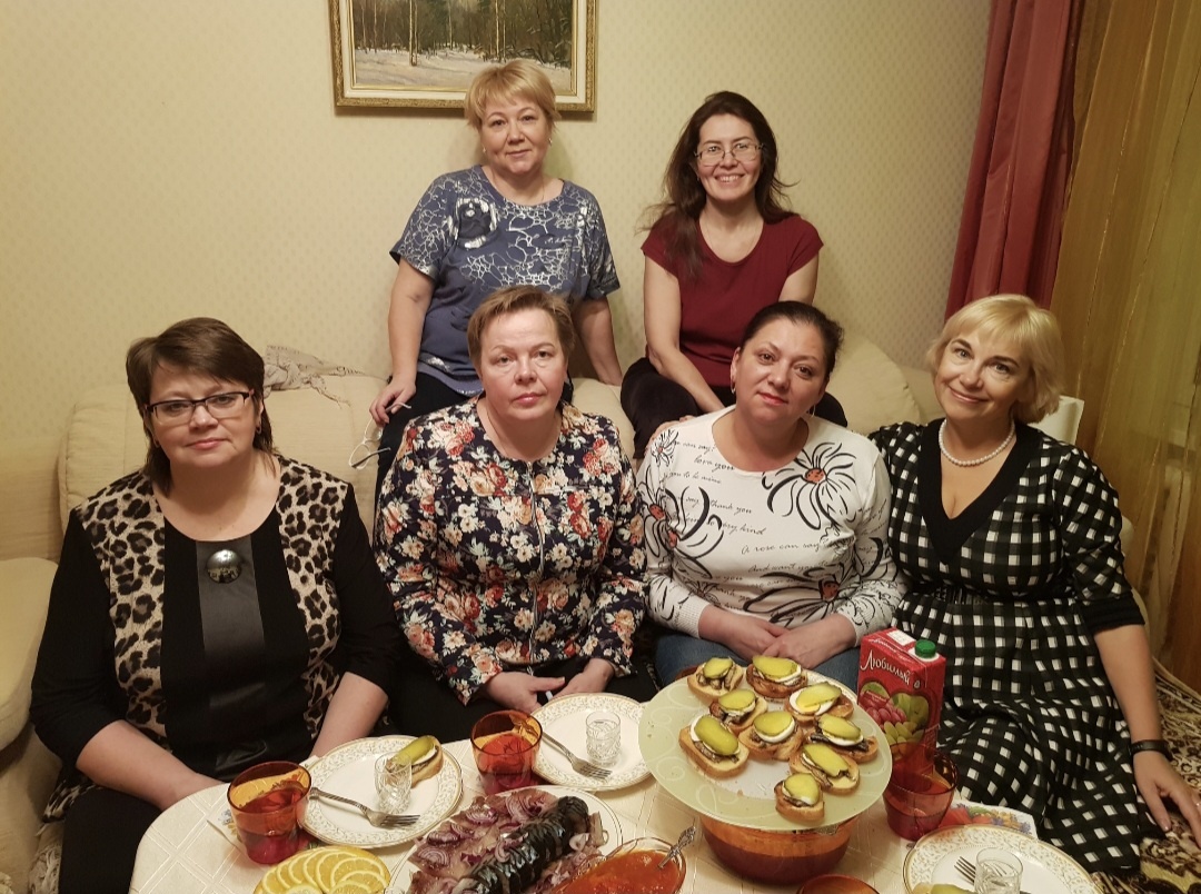 Таня, Ольга, Гуля, я - внизу, наверху - Лариса и Ирина. Набережные Челны 