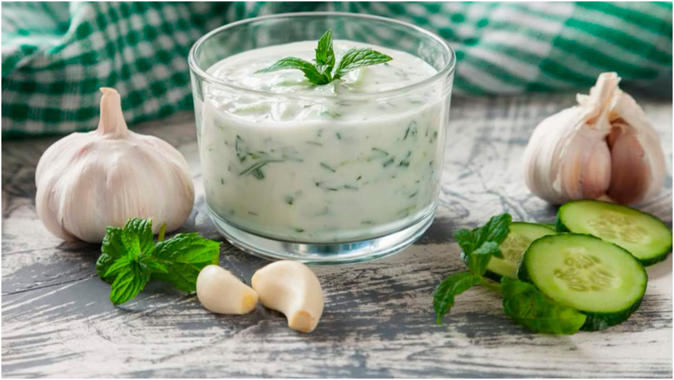 Натуральный йогурт, зелень и чеснок — простой маринад для индейки