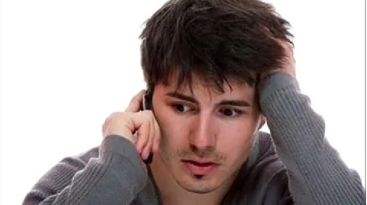 парень в тревоге