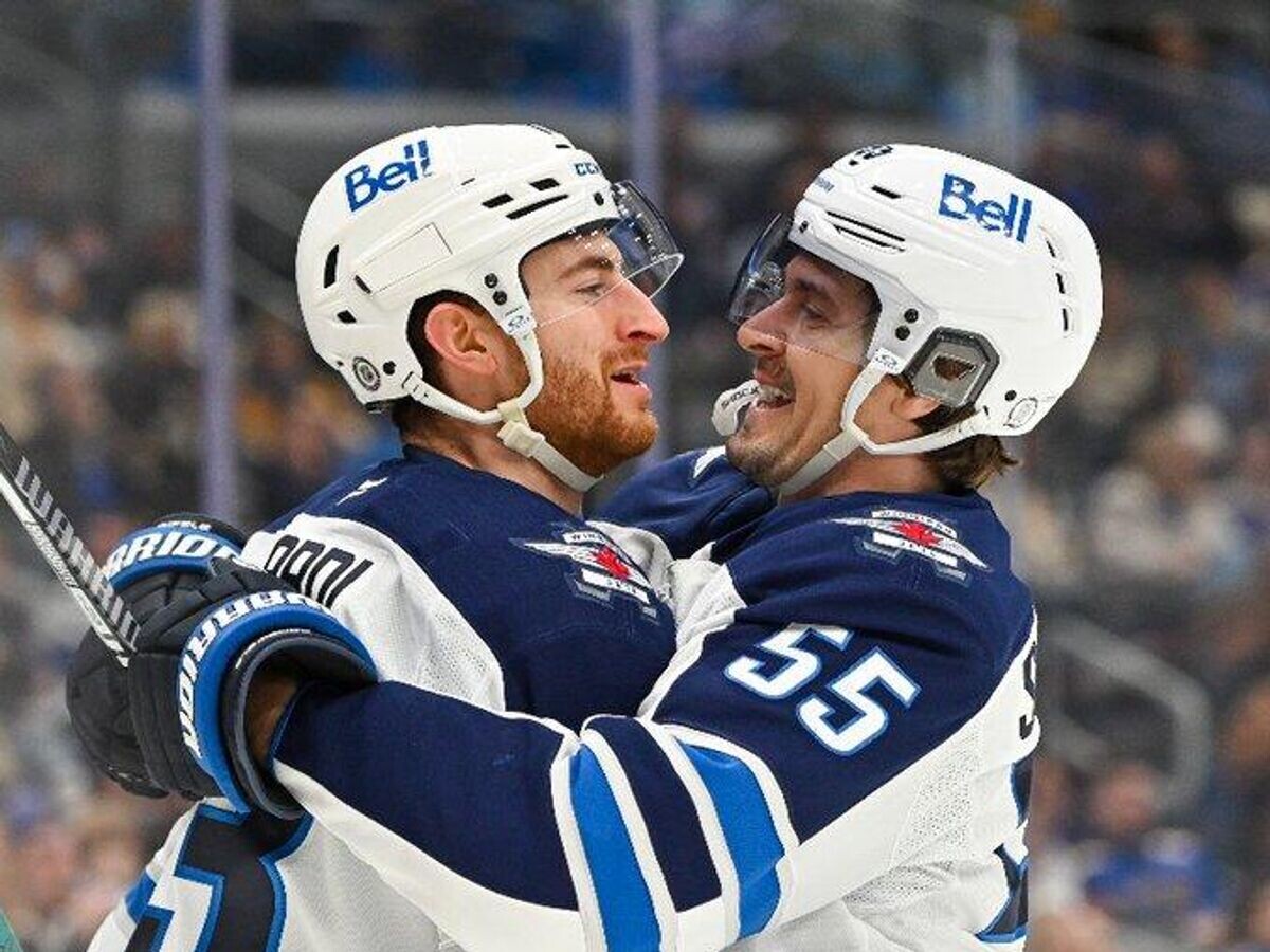    Хоккеисты "Виннипег Джетс" Габриэль Виларди и Марк Шайфли© Соцсети "Виннипег Джетс"