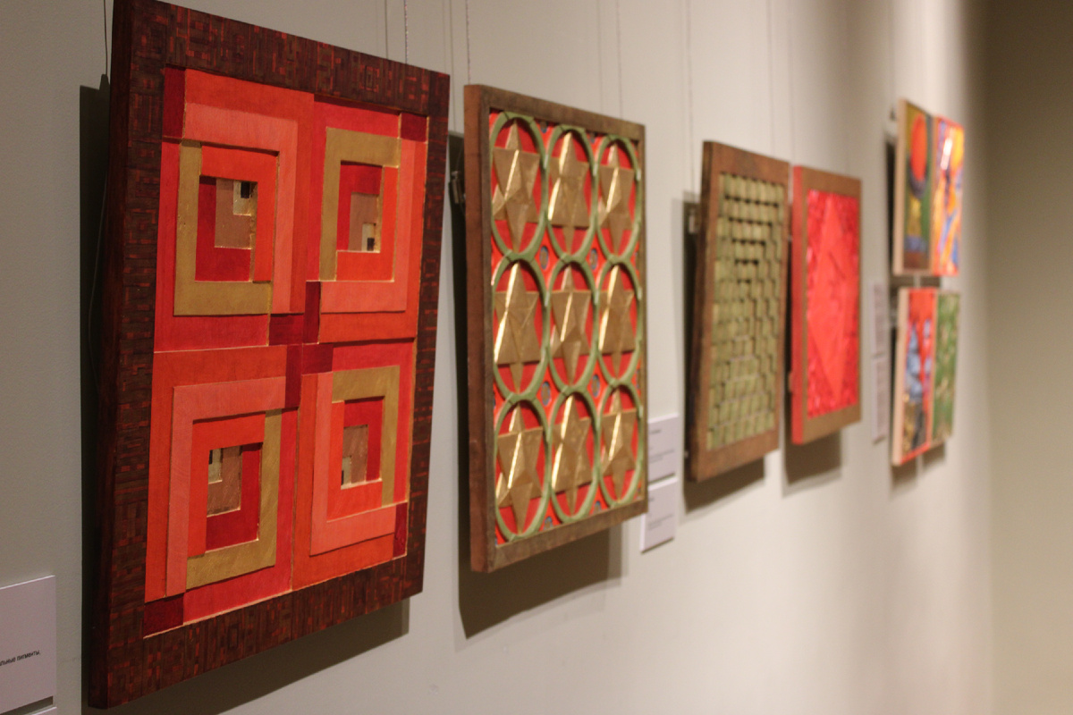 Выставка Инессы и Рашида Азбухановых «Метаморфозы в дереве» в НГХМ. Фото автора канала