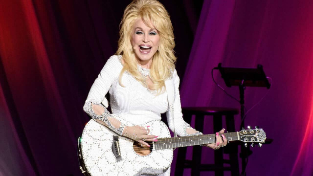 Песню "I will always love you" написала и впервые, ещё до Уитни Хьюстон, исполнила Долли Партон. 