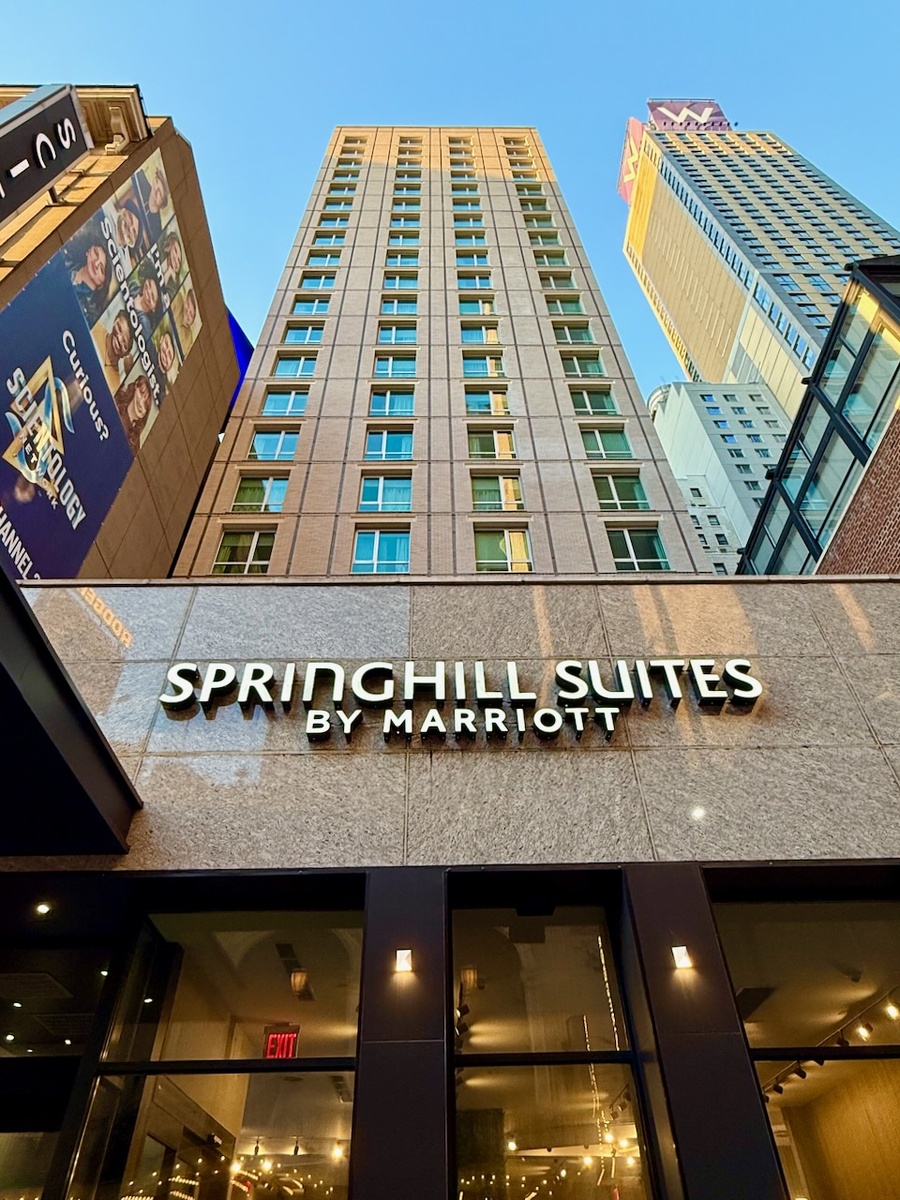 "Капец!Пока оформлялись на ресепшене, какой-то мужик в костюме гусара пытался несколько раз спереть наши чемоданы. Еле отбились!" (из анекдота)😂 🙃🤣