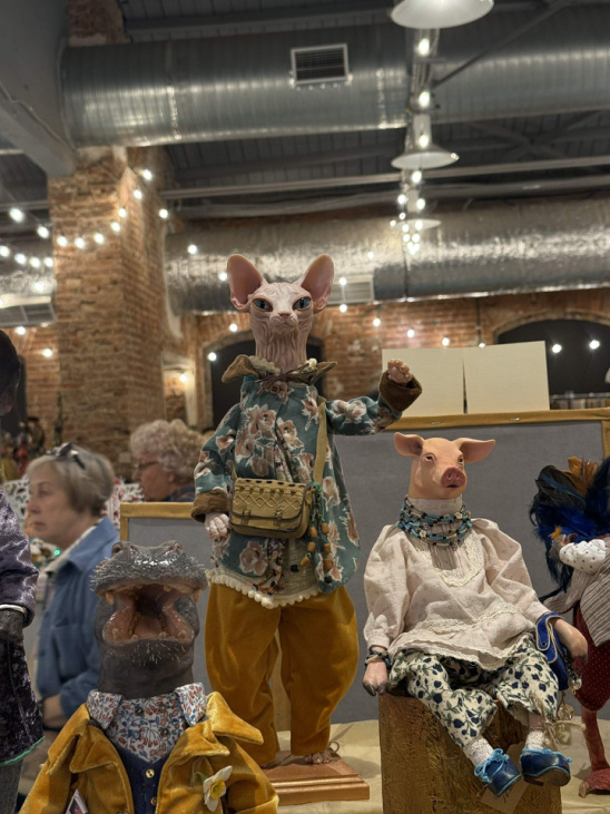 Харизматичный Сфинкс еще и стиляга)