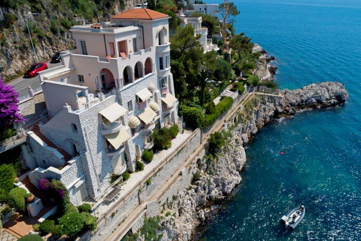 Белая вилла на берегу Средиземного моря.