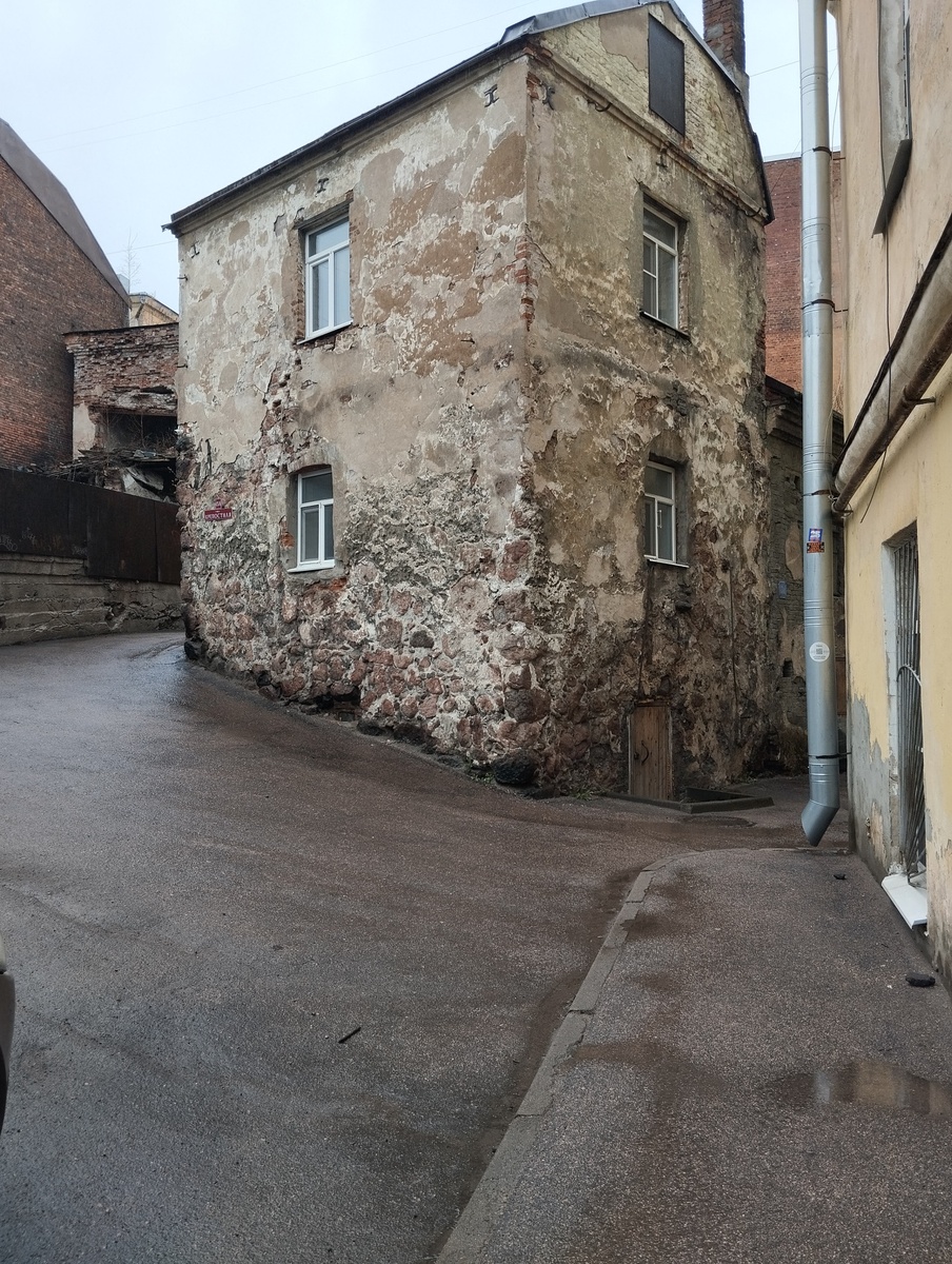 Самый старый в России жилой дом, построенный в 1583 году. Находится по адресу ул. Крепостная, 13а