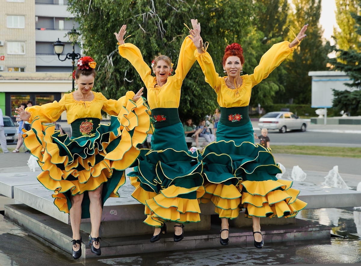 В первую неделю иля в разных городах на Волге можно видеть на улицах счастливых "фламенконутых" женщин, к которым себя причисляю и я