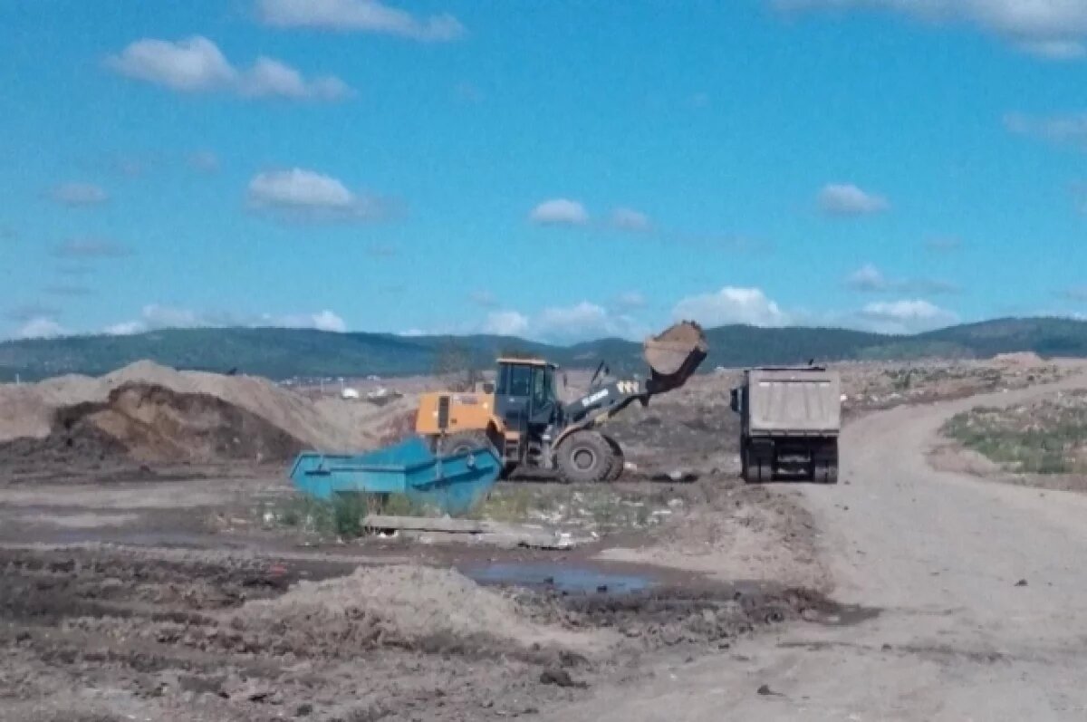    20 тыс кубов грунта привезли для тлеющего мусора на полигоне в Чите