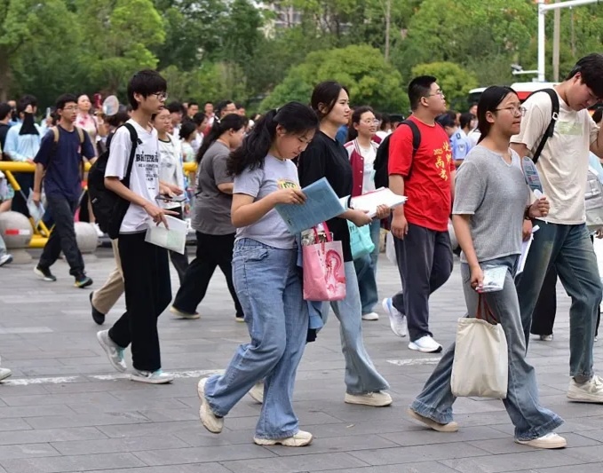 Слухи о Наси поползли в начале июня, как раз когда миллионы старшеклассников сдавали изнурительный вступительный экзамен в университет под названием Гаокао.